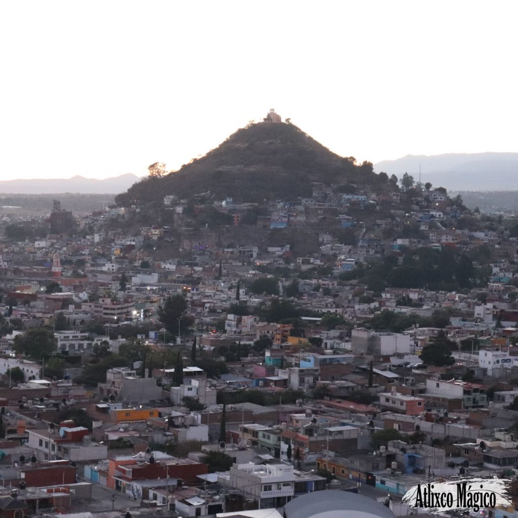 ¿Dónde está el Pueblo Mágico Atlixco y por qué visitarlo? cerrito de san miguel en atlixco puebla